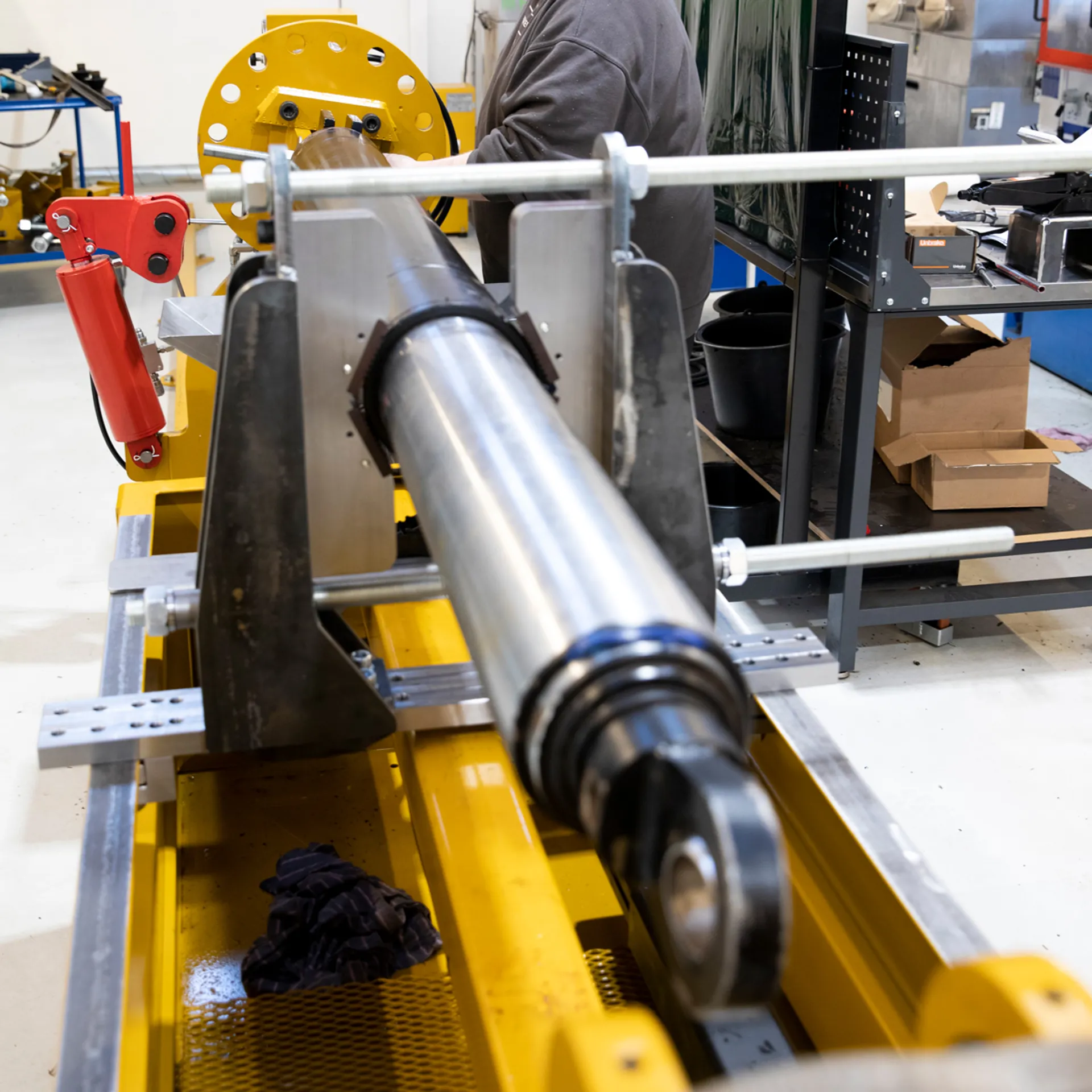 Cylinderbænk til hydraulikcylinder reparation hos Anker A/S