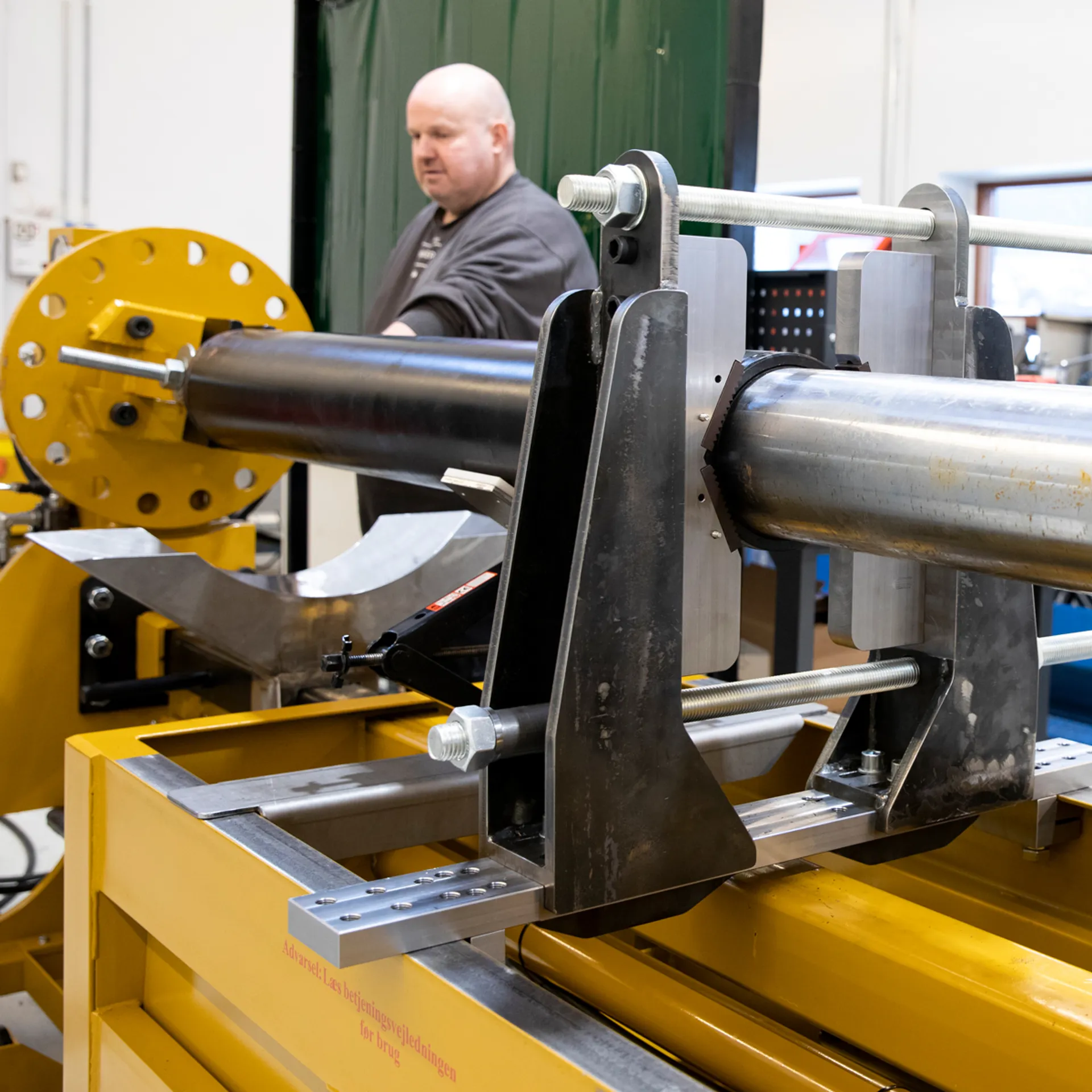 Cylinderbænk til hydraulikcylinder reparation hos Anker A/S